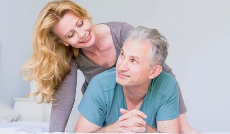 Aplicativos que ayudan a mujeres maduras a reconectarse con relaciones reales