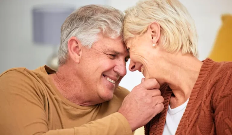 Aplicación de citas que ayuda a mujeres maduras a encontrar la pareja ideal